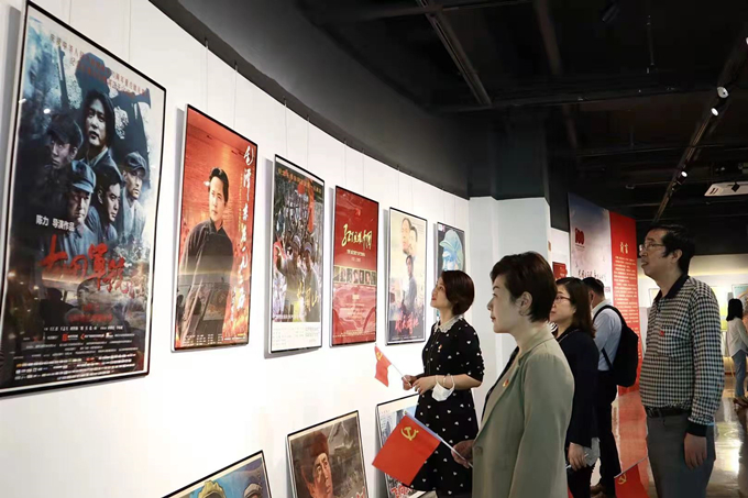 看海报、学党史，健康产业众博集团官网(中国)官方网站党总支组织参观“红色电影海报展”1_副本.jpg